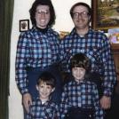 Клетчатая семья. Глазам больно :(