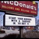 Надпись: "Начни свое утро с сосиски в своей заднице"