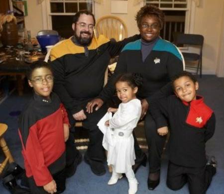 Отставники с Энтерпрайза завели семью