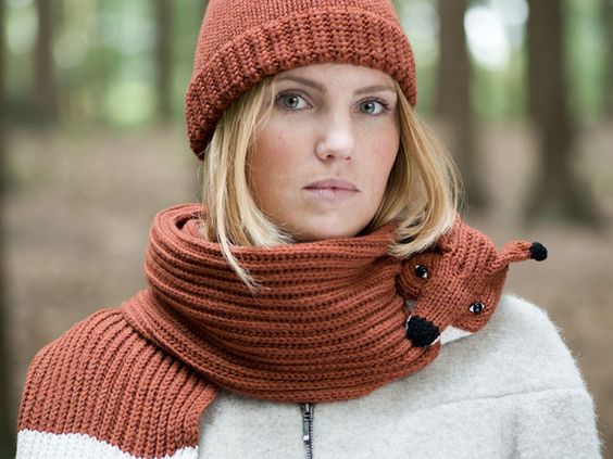 Рукодельница Нина Фюрер вяжет кусачие шарфики