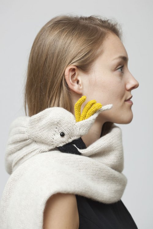 Шарф в форме белого попугая