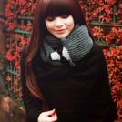 Шарф в форме енота на красивой девушке