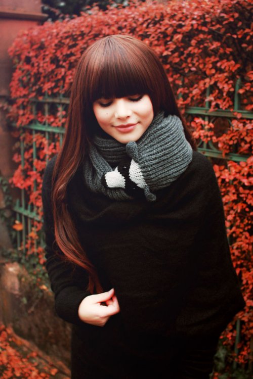 Шарф в форме енота на красивой девушке