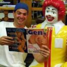 Сиськи и гамбургеры, что еще нужно настоящему мужчине?