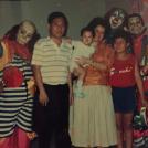 Судя по выражению лица ребенка, он боится своей семьи