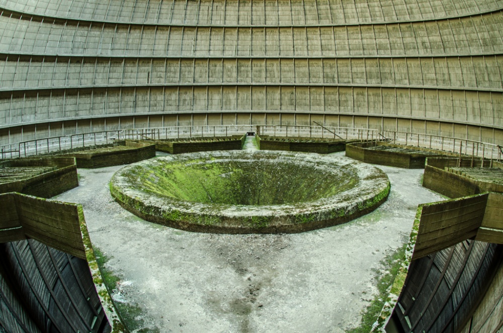 Опустевшая градирня