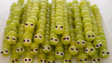 Украшение стола шпашками из виноградинок