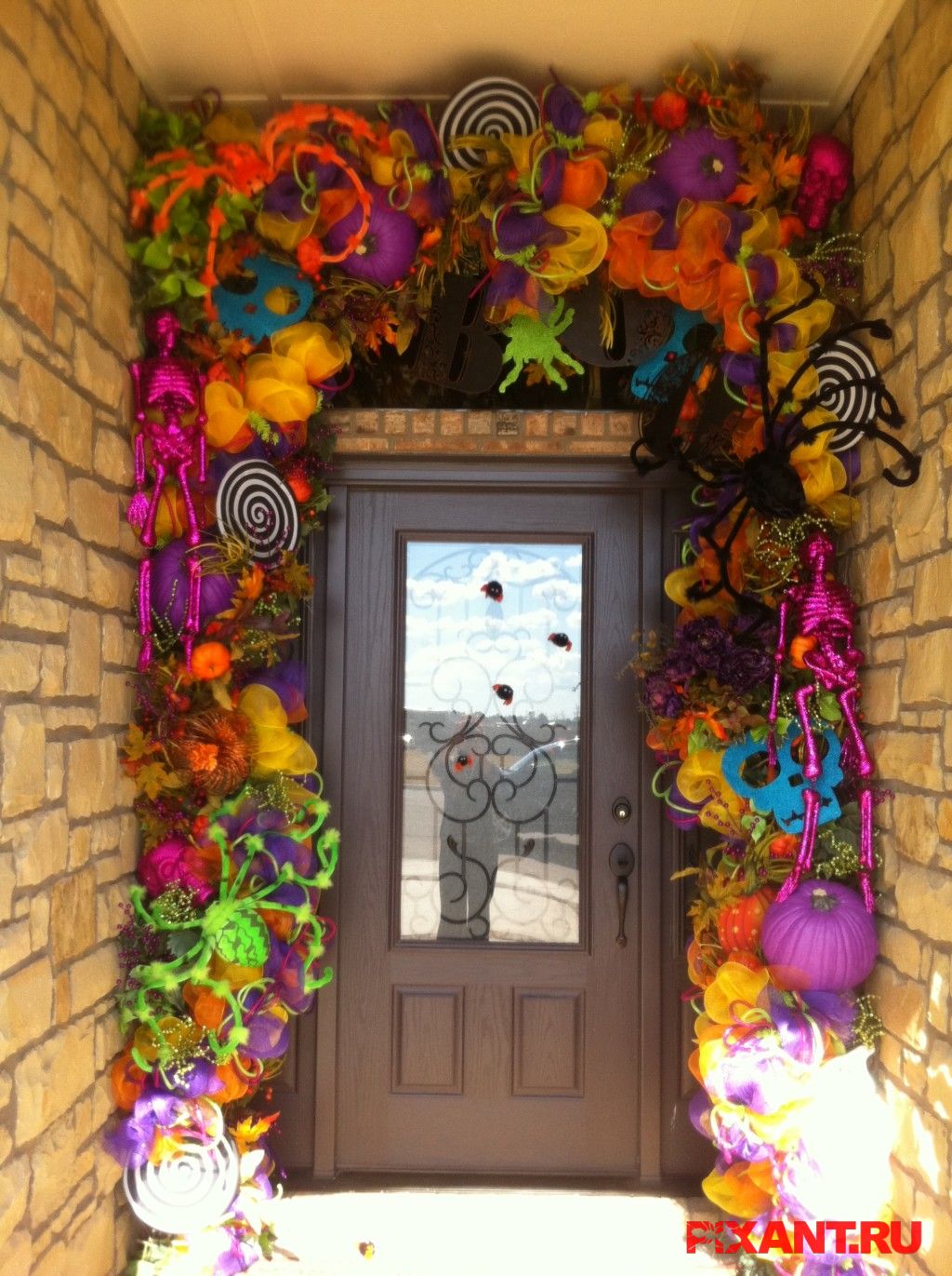 Фото 20 идей креативного оформления дверей на Новый Год и Рождество из раздела /