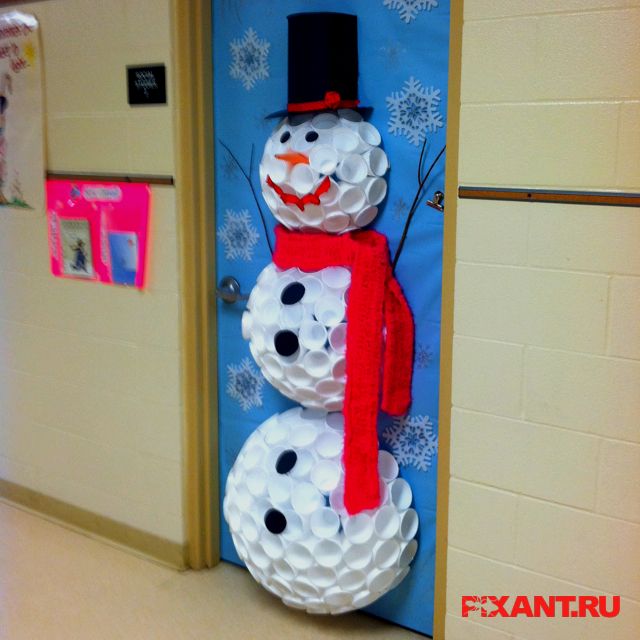 Фото 20 идей креативного оформления дверей на Новый Год и Рождество из раздела /