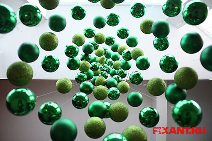 Фото Вид на елку из шаров снизу из раздела  /