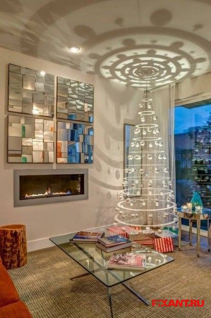 Фото Висящая в воздухе прахдничная елка из раздела /