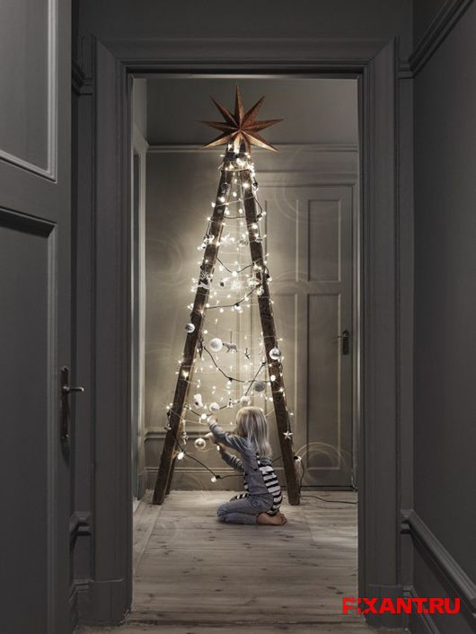 Фото Новогодняя ель из лестницы и гирлянды из раздела /