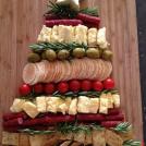 Фото Сыр, печенье, колбаски, оливки, томаты, розмарин — вкусная елка из раздела /