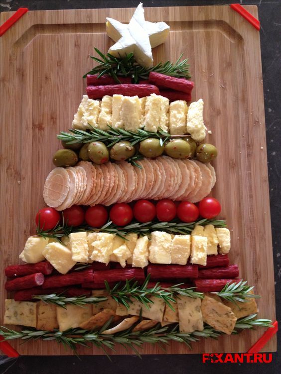 Фото Сыр, печенье, колбаски, оливки, томаты, розмарин — вкусная елка из раздела /