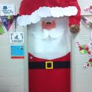 Фото 20 идей креативного оформления дверей на Новый Год и Рождество из раздела /