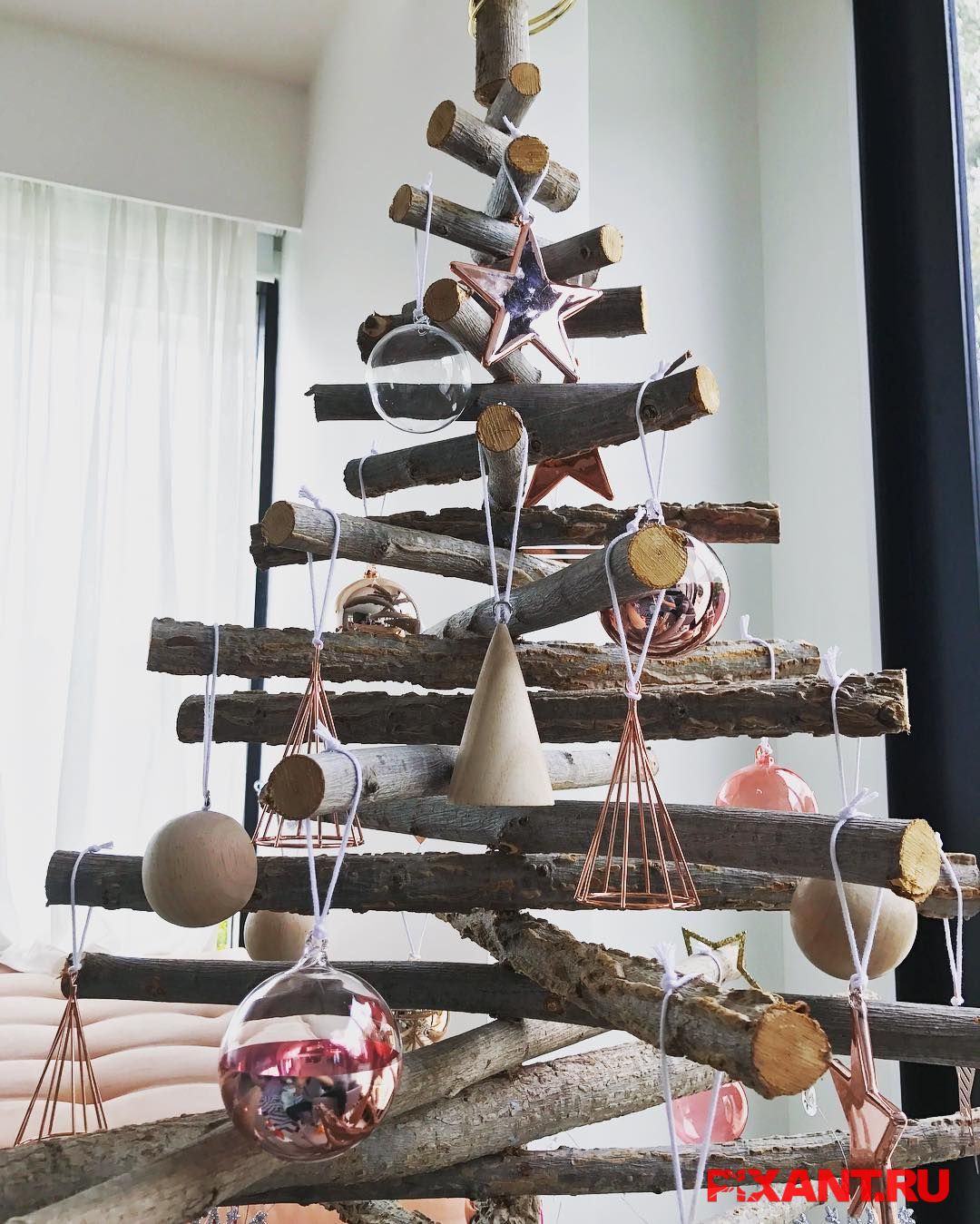 Елка сколоченная из палок