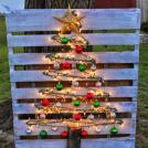 Фото Необычная елка из гирлянды и старого паллета из раздела /