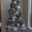 Интересная новогодняя елка из сухих палок и шишек