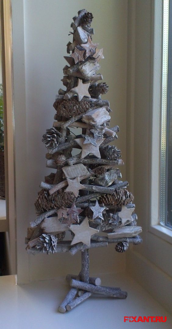 Интересная новогодняя елка из сухих палок и шишек