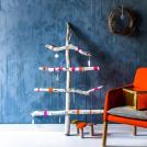 Необычная елка из нескольких сколоченных палок