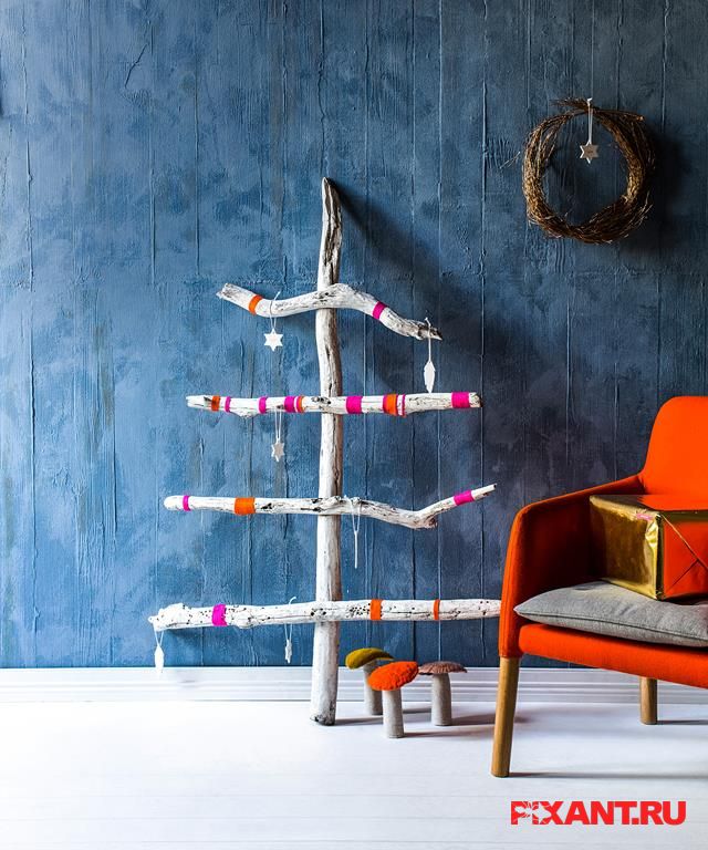 Необычная елка из нескольких сколоченных палок