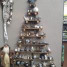 Оригинальная ёлка из полочек