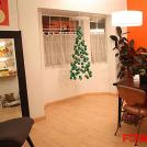 Рождественская ель из игрушечных шаров в интерьере