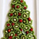 Съедобная новогодняя елка из киви и клубники