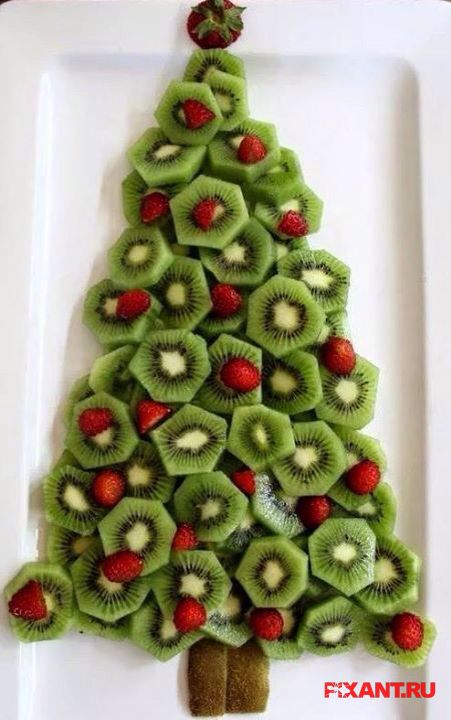 Съедобная новогодняя елка из киви и клубники