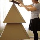 Странная елка из картонных пирамид