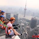 Экстремальные прогулки по карнизу небоскреба на высоте 360 метров