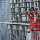 Экстремальные прогулки по карнизу небоскреба на высоте 360 метров