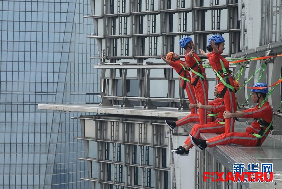 Экстремальные прогулки по карнизу небоскреба на высоте 360 метров