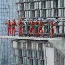 Экстремальные прогулки по карнизу небоскреба на высоте 360 метров