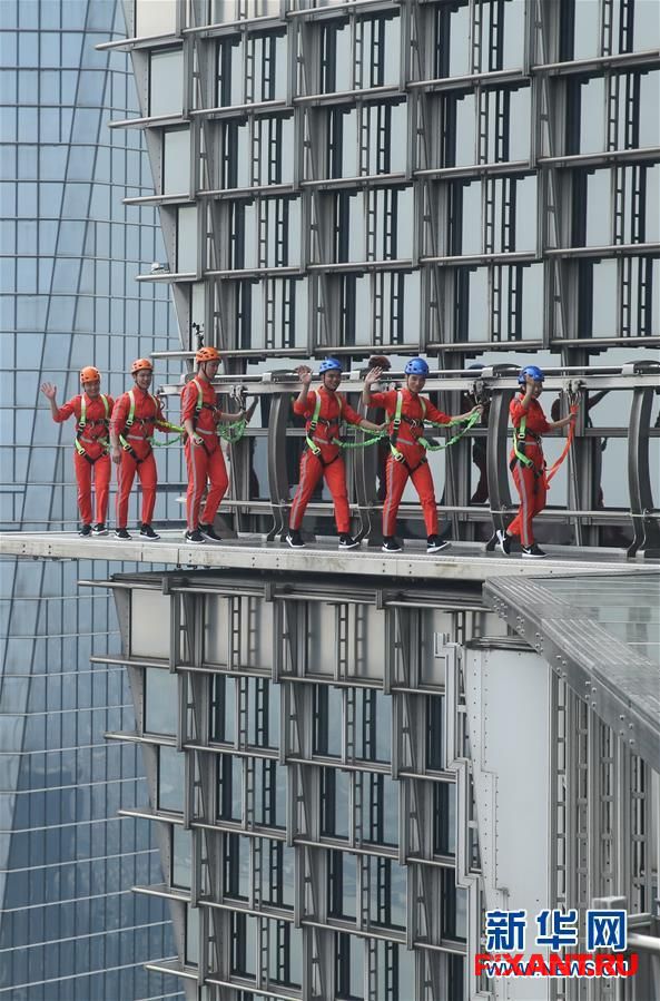 Экстремальные прогулки по карнизу небоскреба на высоте 360 метров