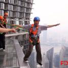 Экстремальные прогулки по карнизу небоскреба на высоте 360 метров