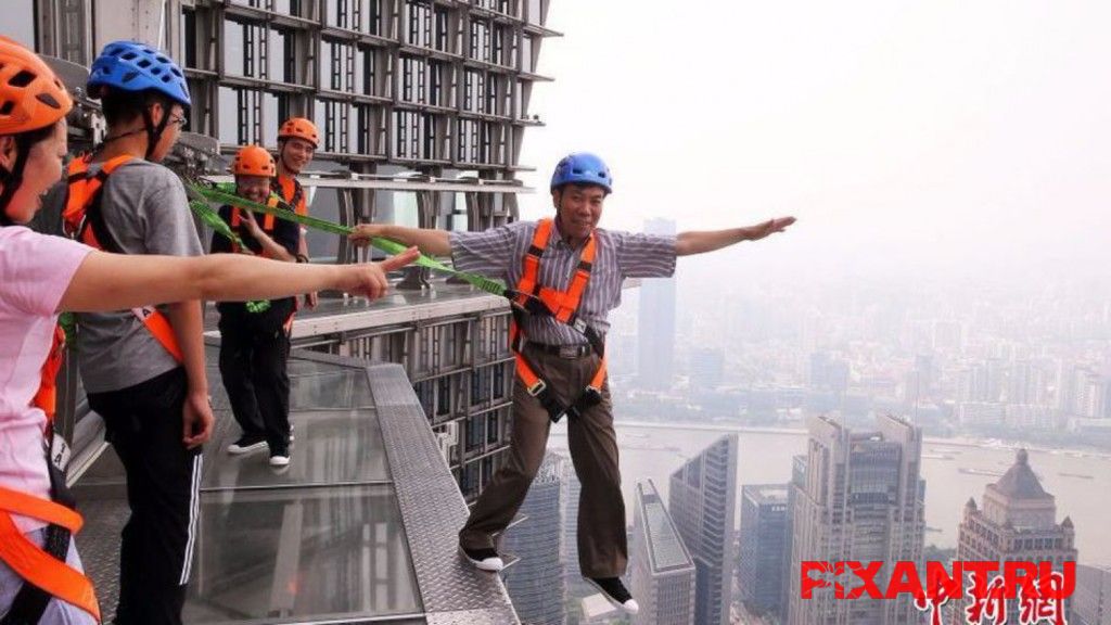 Экстремальные прогулки по карнизу небоскреба на высоте 360 метров