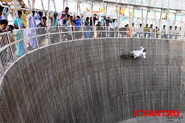 Индийские колодцы смерти: сумасшедший цирковой аттракцион без страховки Фото Индийские колодцы смерти: сумасшедший цирковой аттракцион без страховки из раздела Репортаж / автомобили