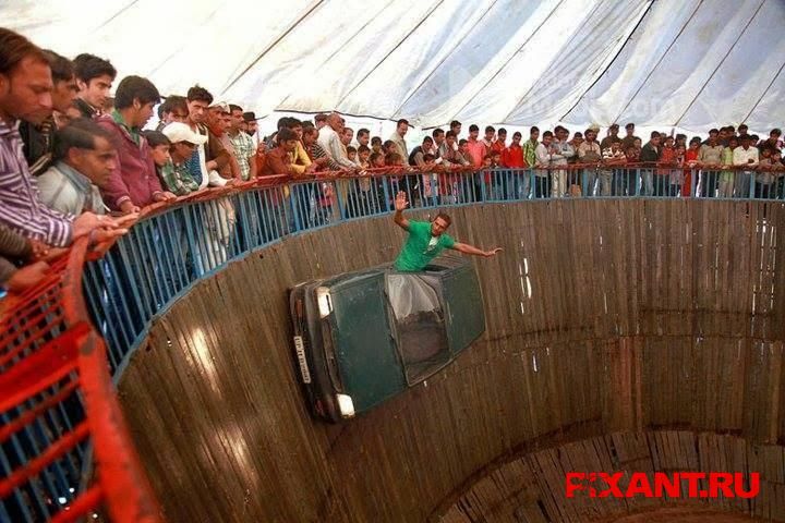 Индийские колодцы смерти: сумасшедший цирковой аттракцион без страховки Фото Индийские колодцы смерти: сумасшедший цирковой аттракцион без страховки из раздела Репортаж / автомобили