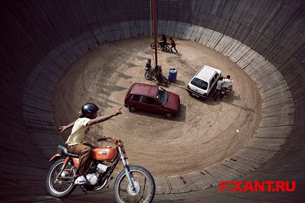 Индийские колодцы смерти: сумасшедший цирковой аттракцион без страховки Фото Индийские колодцы смерти: сумасшедший цирковой аттракцион без страховки из раздела Репортаж / автомобили