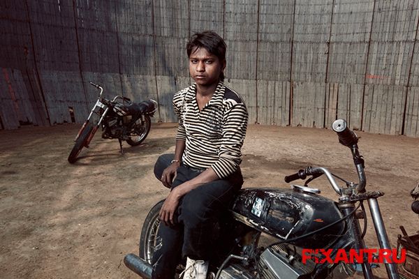 Индийские колодцы смерти: сумасшедший цирковой аттракцион без страховки Фото Индийские колодцы смерти: сумасшедший цирковой аттракцион без страховки из раздела Репортаж / автомобили