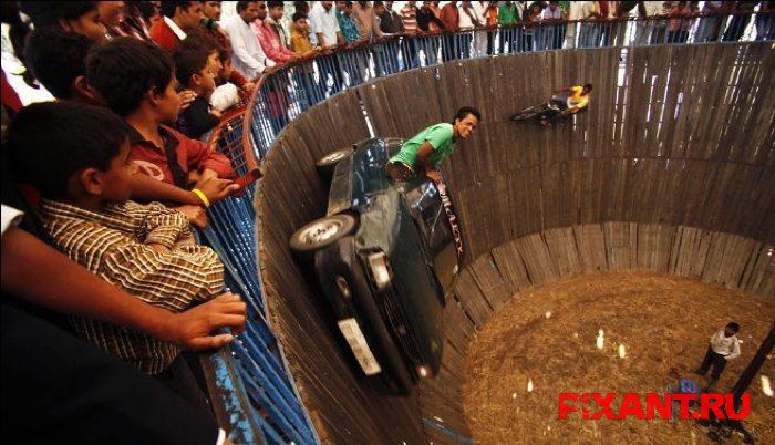 Индийские колодцы смерти: сумасшедший цирковой аттракцион без страховки Фото Индийские колодцы смерти: сумасшедший цирковой аттракцион без страховки из раздела Репортаж / автомобили