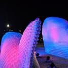 Скульптуры в виде рыб из использованных пластиковых бутылок на пляже в Рио