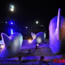 Скульптуры в виде рыб из использованных пластиковых бутылок на пляже в Рио