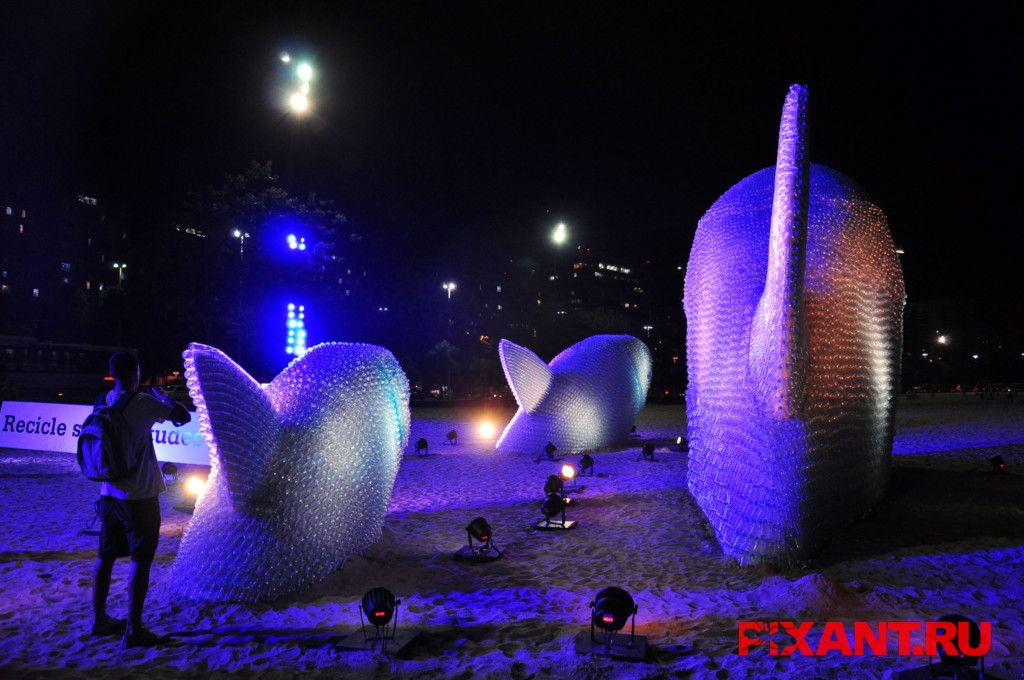 Скульптуры в виде рыб из использованных пластиковых бутылок на пляже в Рио