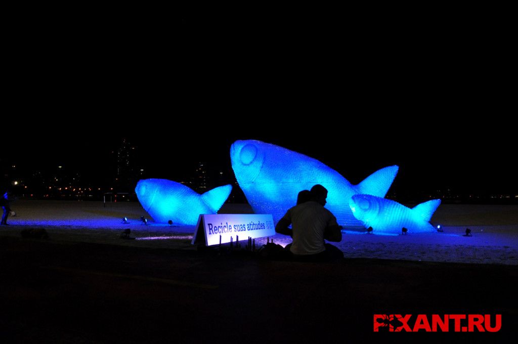 Скульптуры в виде рыб из использованных пластиковых бутылок на пляже в Рио