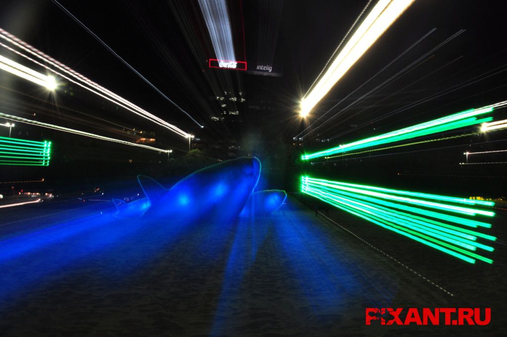 Скульптуры в виде рыб из использованных пластиковых бутылок на пляже в Рио